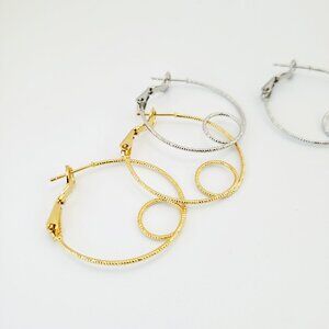 Gold ribbed intertwined hoop earrings